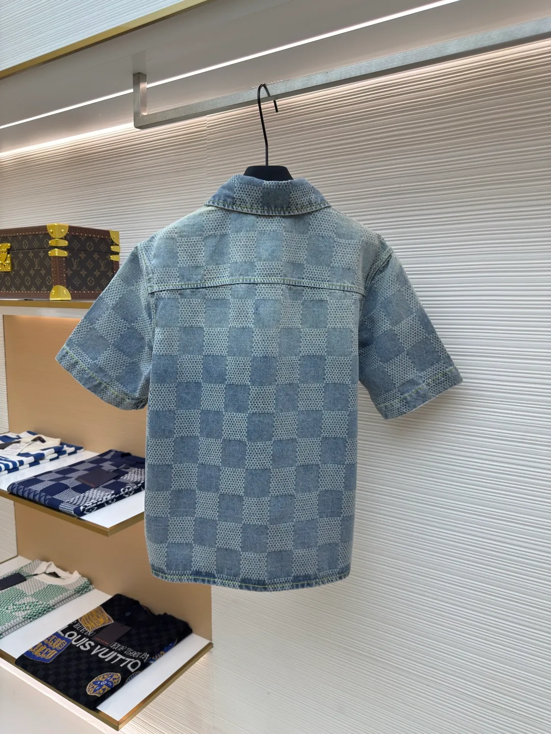 LOUIS VUITTON checkerboard denim short-sleeved shirt ●Authentic product: Purchased and developed by 14100 ●Item number: 1680088-B20 ●Fabric: Jacquard denim fabric ●Technology: 3D jacquard craft ●Version: Fitted version ●Size: S-M-L-XL ●Weight: about 635 grams ●Description: Using a loom to weave a three-dimensional pattern on the fabric, the sand-washed whitening distressed denim fabric presents a whitening and distressed effect. The overall wiring is straight and delicate, the fabric is comfortable and soft, and the color is consistent without color difference. It can be matched with the same style to create a fashionable look and control various occasions. Customized accessories, complete with three standards, same style for men and women!